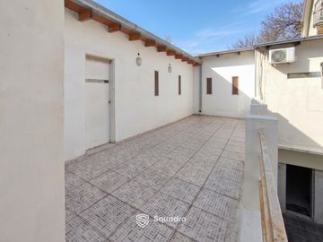 VENTA | PERMUTA - Casa desarrollada en 2 plantas con cochera, patio y terraza - Tablada, Rosario.