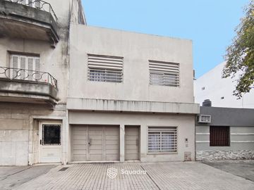 VENTA | PERMUTA - Casa desarrollada en 2 plantas con cochera, patio y terraza - Tablada, Rosario.