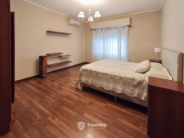VENTA | PERMUTA - Casa desarrollada en 2 plantas con cochera, patio y terraza - Tablada, Rosario.