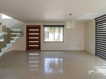 Casa en venta en coto con alberca en Av. Aviación, Solares,  Zapopan, Jalisco