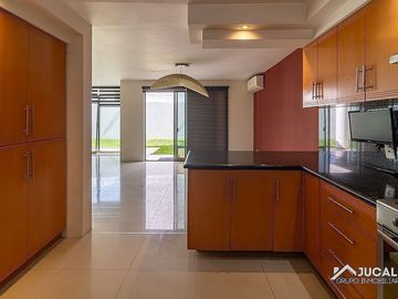 Casa en venta en coto con alberca en Av. Aviación, Solares,  Zapopan, Jalisco