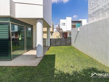 Casa en venta en coto con alberca en Av. Aviación, Solares,  Zapopan, Jalisco