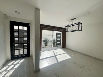 Casa Remodelada en Venta en Ciudad Satélite, Naucalpan