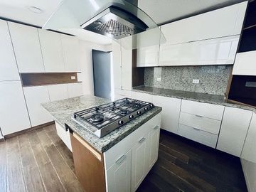 Casa Remodelada en Venta en Ciudad Satélite, Naucalpan