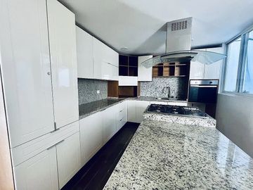 Casa Remodelada en Venta en Ciudad Satélite, Naucalpan