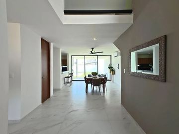 GRAND MURE EN ESQUINA, PANELES SOLARES + ALBERCA +3 HABTS, NORTE DE MÉRIDA