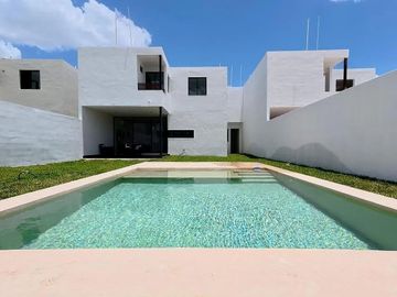 GRAND MURE EN ESQUINA, PANELES SOLARES + ALBERCA +3 HABTS, NORTE DE MÉRIDA