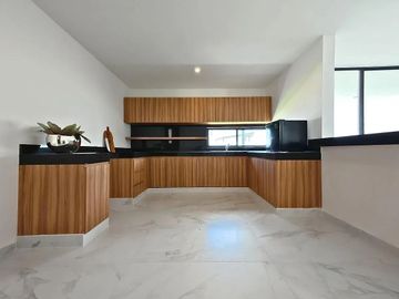 GRAND MURE EN ESQUINA, PANELES SOLARES + ALBERCA +3 HABTS, NORTE DE MÉRIDA