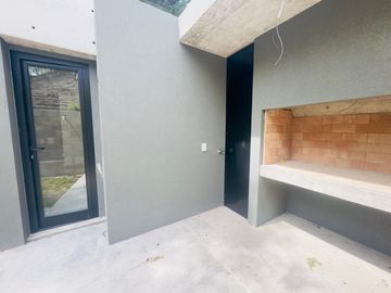 CASA VENTA TRES AMBIENTES PARQUE LELOIR COCHERA