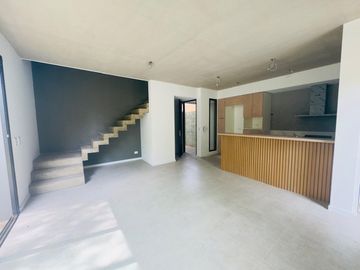 CASA VENTA TRES AMBIENTES PARQUE LELOIR COCHERA