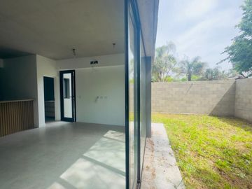 CASA VENTA TRES AMBIENTES PARQUE LELOIR COCHERA