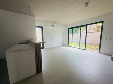 CASA VENTA TRES AMBIENTES PARQUE LELOIR COCHERA