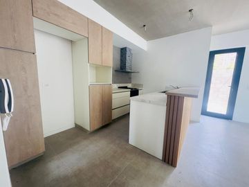 CASA VENTA TRES AMBIENTES PARQUE LELOIR COCHERA