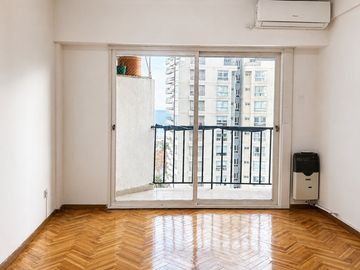 Monoambiente con vista al río y balcón