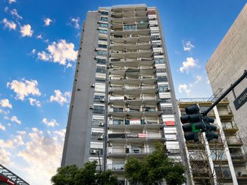 Monoambiente con vista al río y balcón