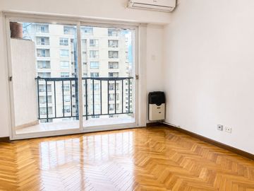 Monoambiente con vista al río y balcón