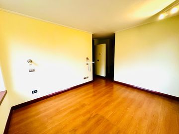 Departamento en arriendo c/ estacionamiento en Barrio El Golf