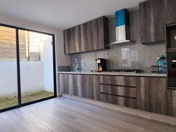 CASA EN VENTA EN LOMAS DE ANGELÓPOLIS