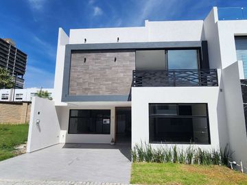 CASA EN VENTA EN LOMAS DE ANGELÓPOLIS