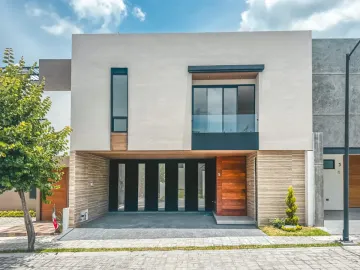 CASA EN VENTA CON SALA A DOBLE ALTURA EN LOMAS DE ANGELÓPOLIS III