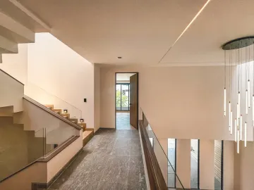 CASA EN VENTA CON SALA A DOBLE ALTURA EN LOMAS DE ANGELÓPOLIS III