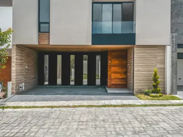 CASA EN VENTA CON SALA A DOBLE ALTURA EN LOMAS DE ANGELÓPOLIS III