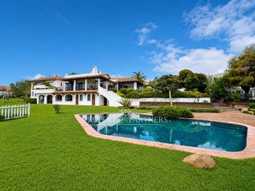 Exclusiva propiedad con vista panorámica al mar y humedal – Santo Domingo