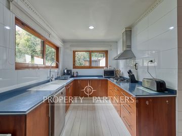 Excelente casa  con gran jardín en Huinganal