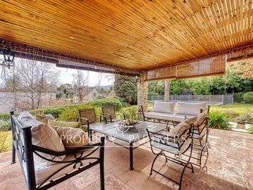 Excelente casa  con gran jardín en Huinganal