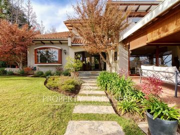 Excelente casa  con gran jardín en Huinganal