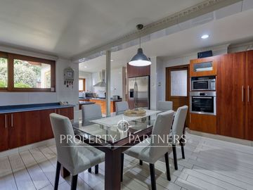 Excelente casa  con gran jardín en Huinganal