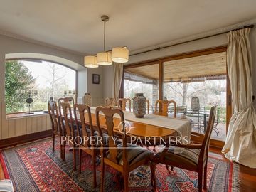 Excelente casa  con gran jardín en Huinganal