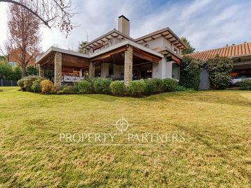 Excelente casa  con gran jardín en Huinganal