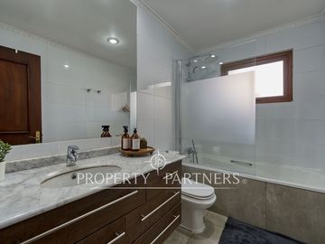 Excelente casa  con gran jardín en Huinganal