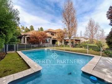 Excelente casa  con gran jardín en Huinganal