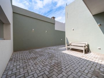 Casa pasillo 3 dormitorios, patio, parrilla, pileta, lourdes