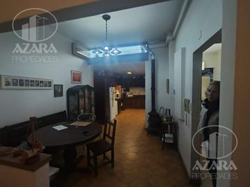 Casa 4 ambientes sobre lote de 10 x 30  con psiscina en Venta