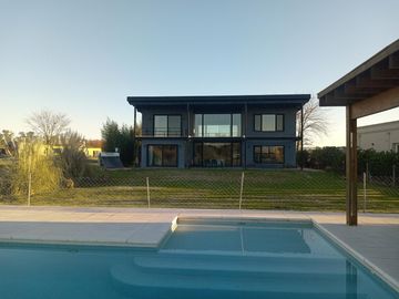 Casa de 4 ambientes en Alquiler Anual en Medal Country Club, Pilar. GBA Norte