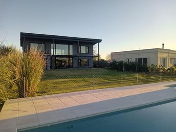 Casa de 4 ambientes en Alquiler Anual en Medal Country Club, Pilar. GBA Norte