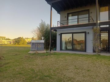 Casa de 4 ambientes en Alquiler Anual en Medal Country Club, Pilar. GBA Norte