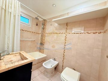Venta Departamento 3 ambientes con Balcon al frente, Lavadero y Toilette en Recoleta