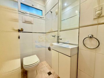 Venta Departamento 3 ambientes con Balcon al frente, Lavadero y Toilette en Recoleta