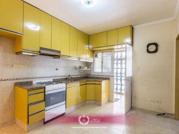 Venta departamento 4 ambientes   dependencia 110M² balcón al frente en Flores cochera fija cubierta