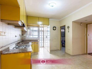 Venta departamento 4 ambientes   dependencia 110M² balcón al frente en Flores cochera fija cubierta