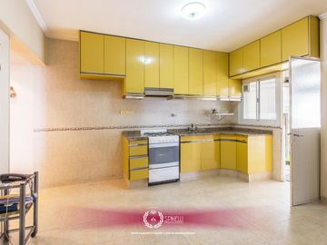 Venta departamento 4 ambientes   dependencia 110M² balcón al frente en Flores cochera fija cubierta