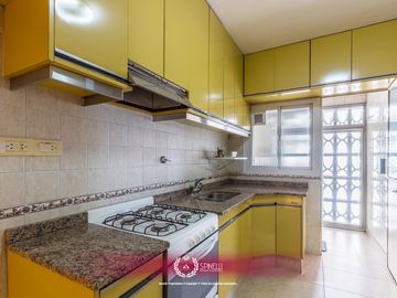 Venta departamento 4 ambientes   dependencia 110M² balcón al frente en Flores cochera fija cubierta
