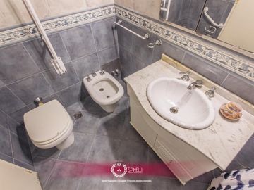 Venta departamento 4 ambientes   dependencia 110M² balcón al frente en Flores cochera fija cubierta