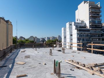 Amplio 4 amb en venta en Flores. Edificio en Construcción. Categoria y diseño