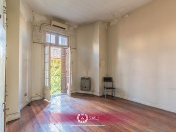 Venta casa 8 ambientes patios 5 baños terraza garage 314M² sobre terreno USAA de 127M² San Cristóbal