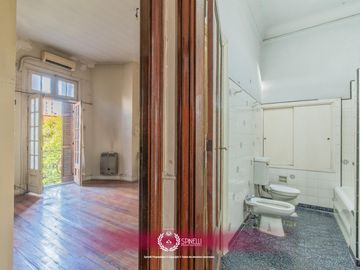 Venta casa 8 ambientes patios 5 baños terraza garage 314M² sobre terreno USAA de 127M² San Cristóbal